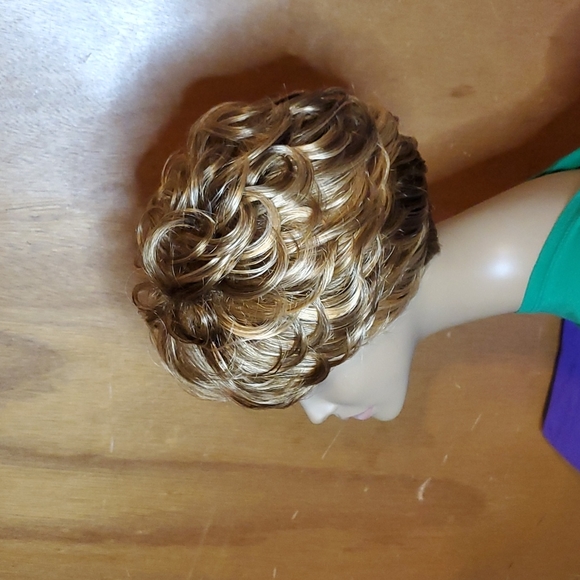 Short Light Brown / Blonde Curly Wig - Picture 5 of 5